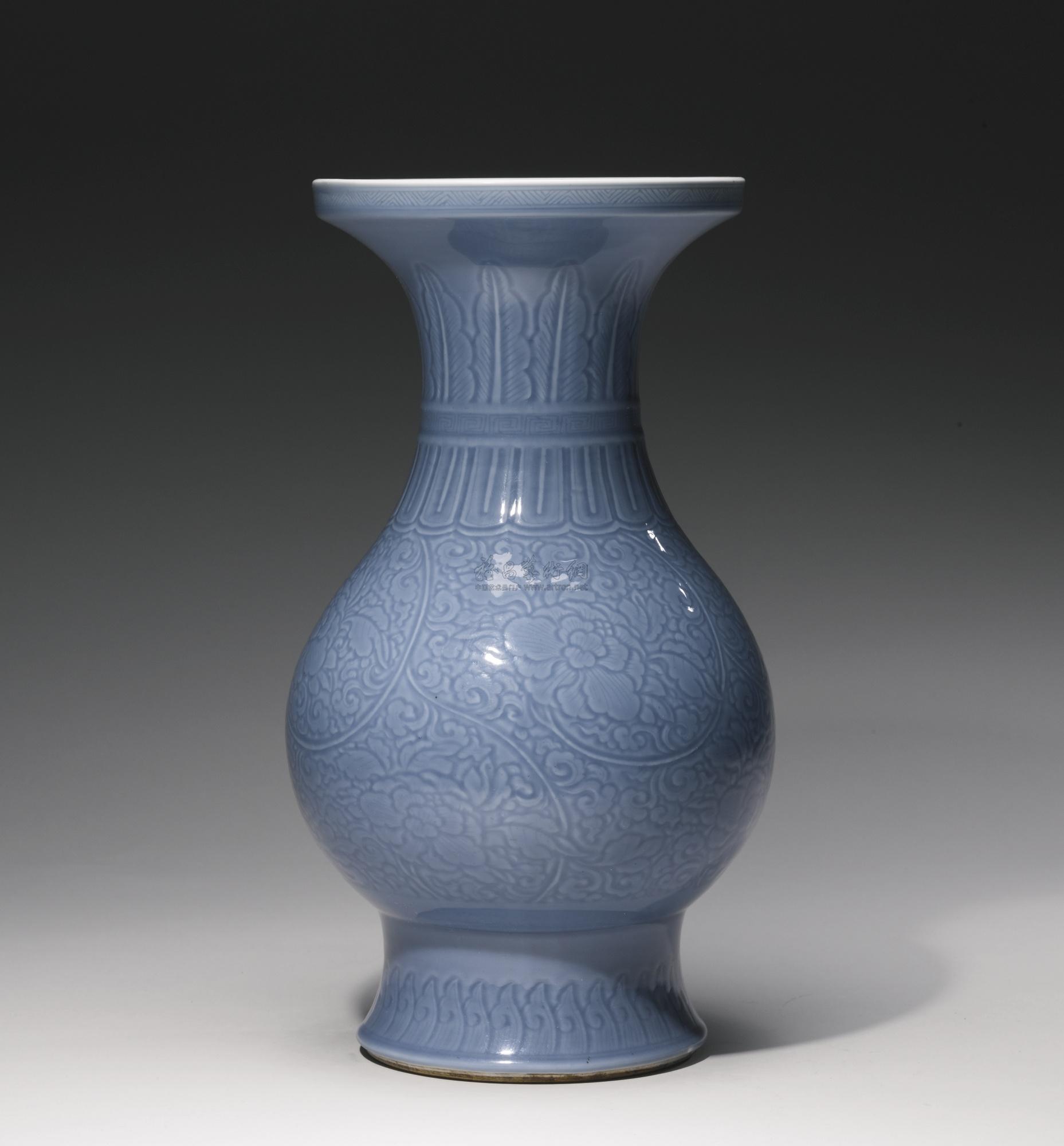 天蓝釉刻缠枝牡丹纹瓶拍品分类陶瓷