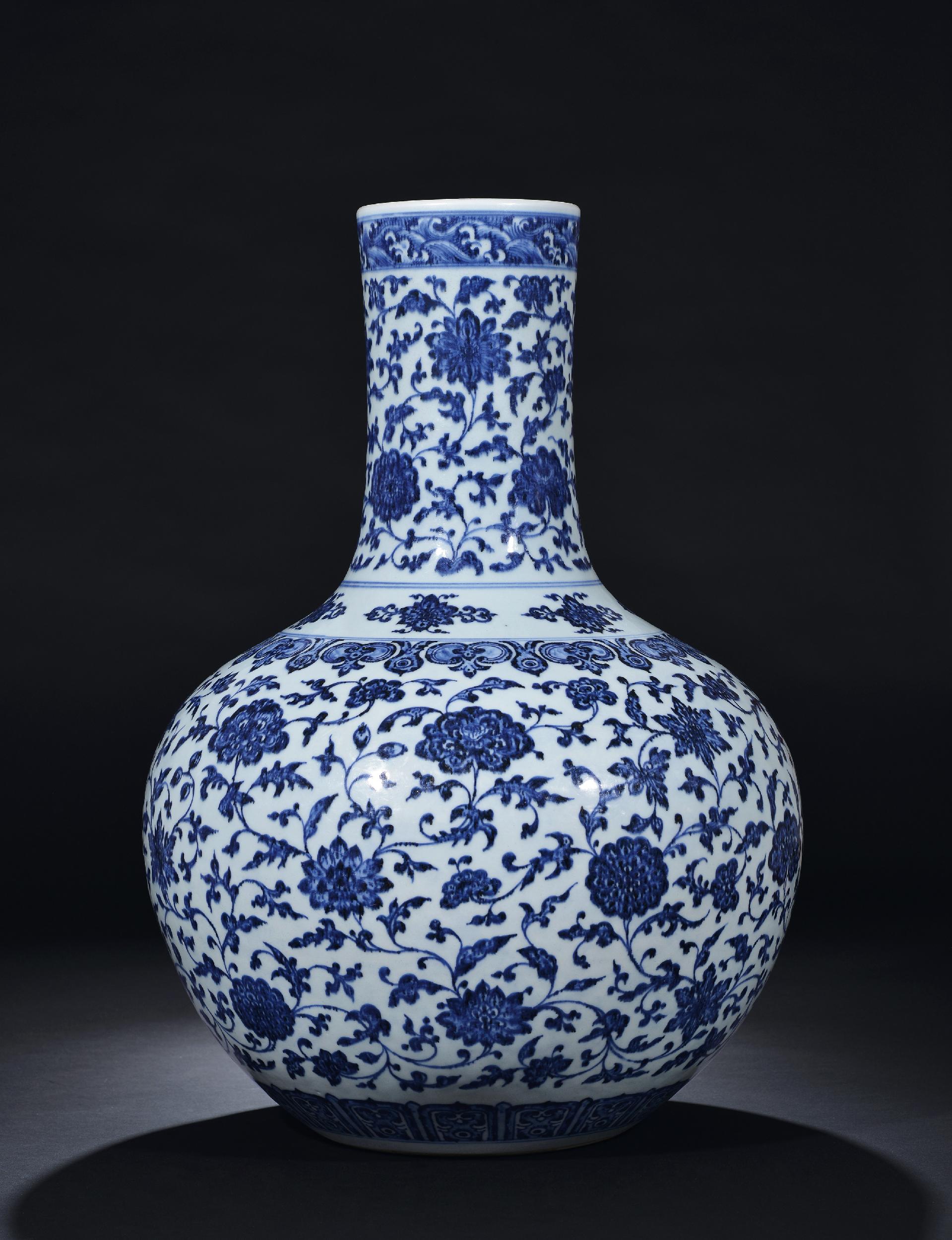 青花缠枝花卉大天球瓶拍品分类陶瓷