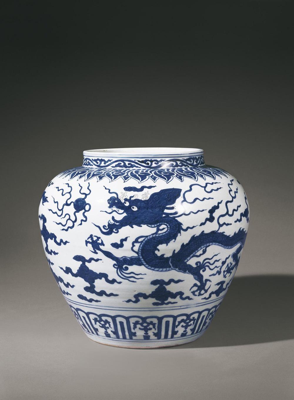 1170明嘉靖青花赶珠云龙纹罐