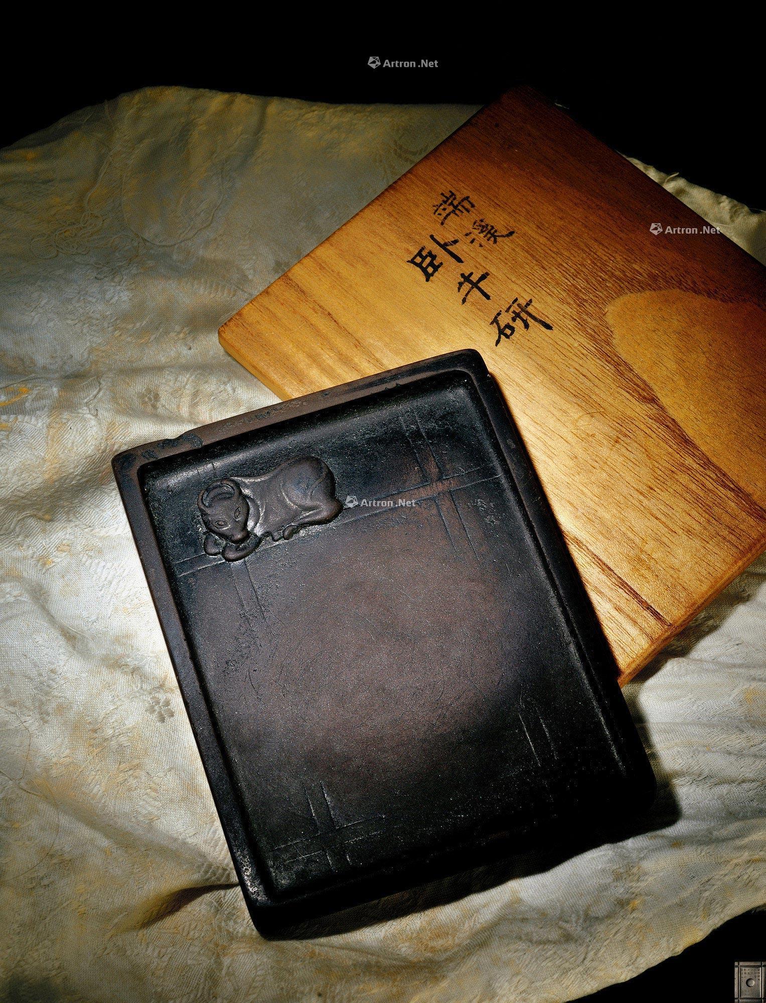 0719清金农铭长尾甲旧藏端溪卧牛砚
