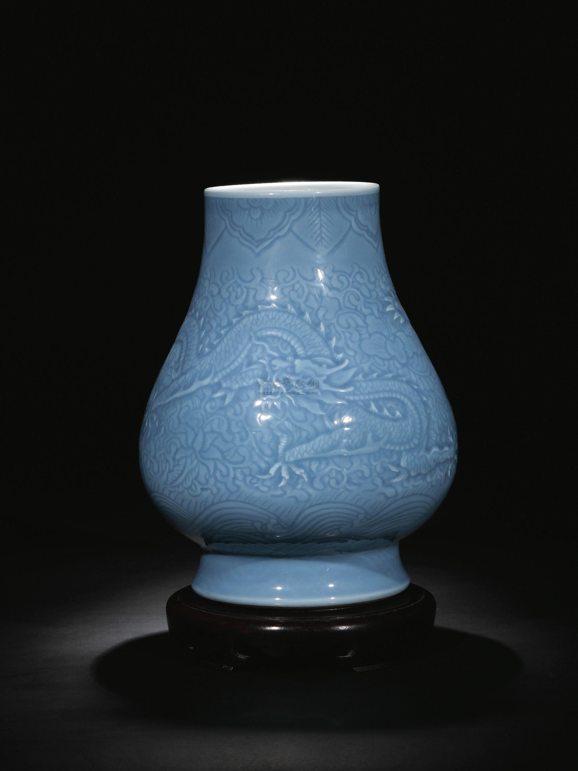 天蓝釉暗刻龙纹海水尊拍品分类陶瓷