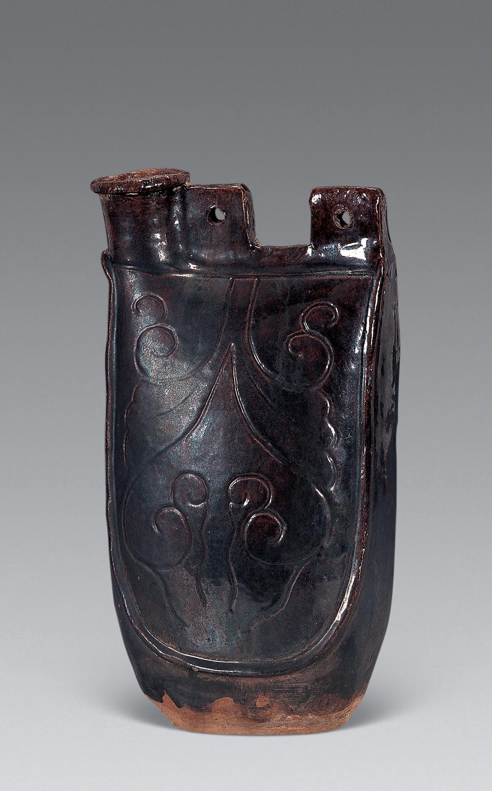 0848辽紫釉如意纹皮囊壶