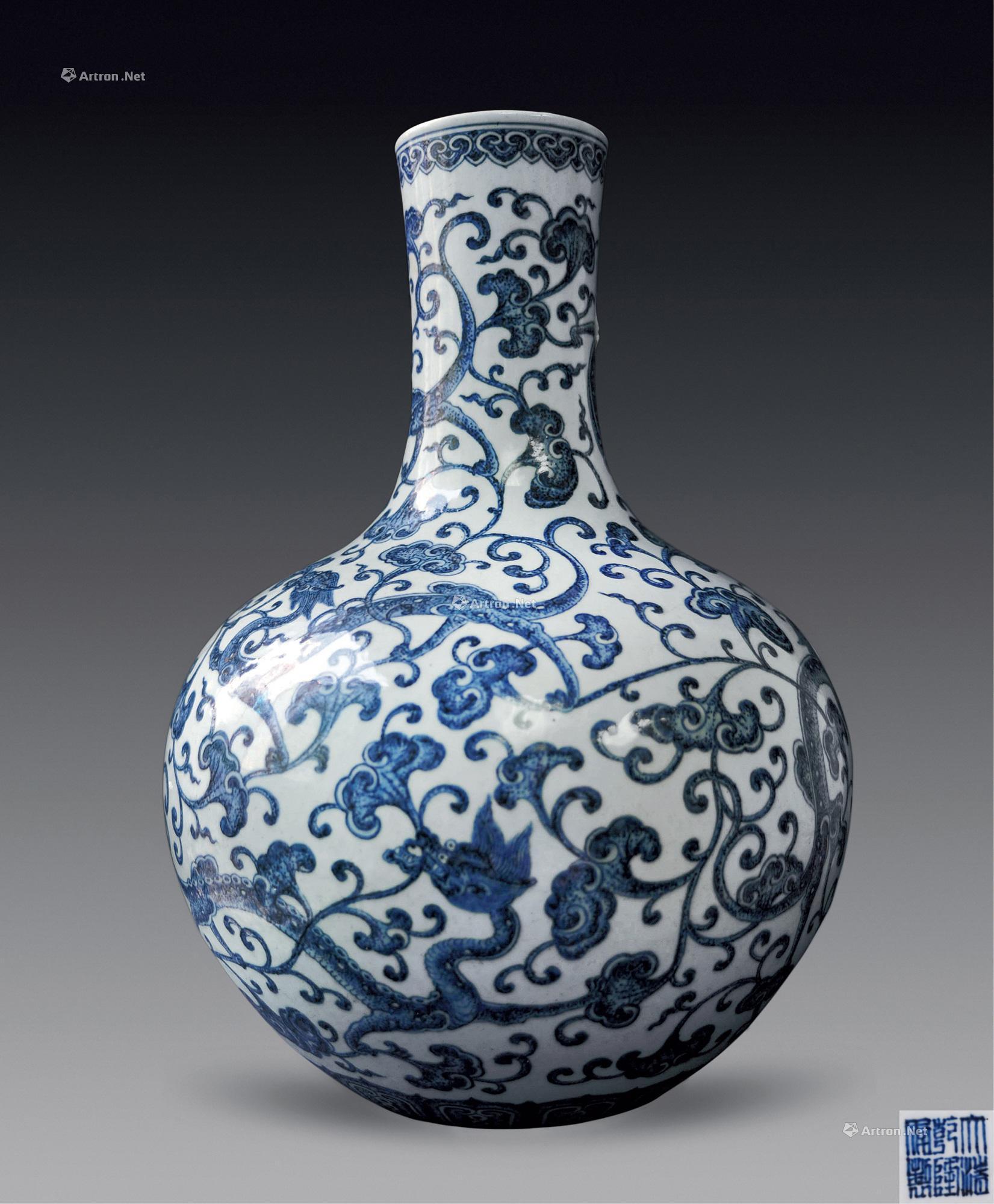 0183清乾隆青花螭龙如意纹天球瓶