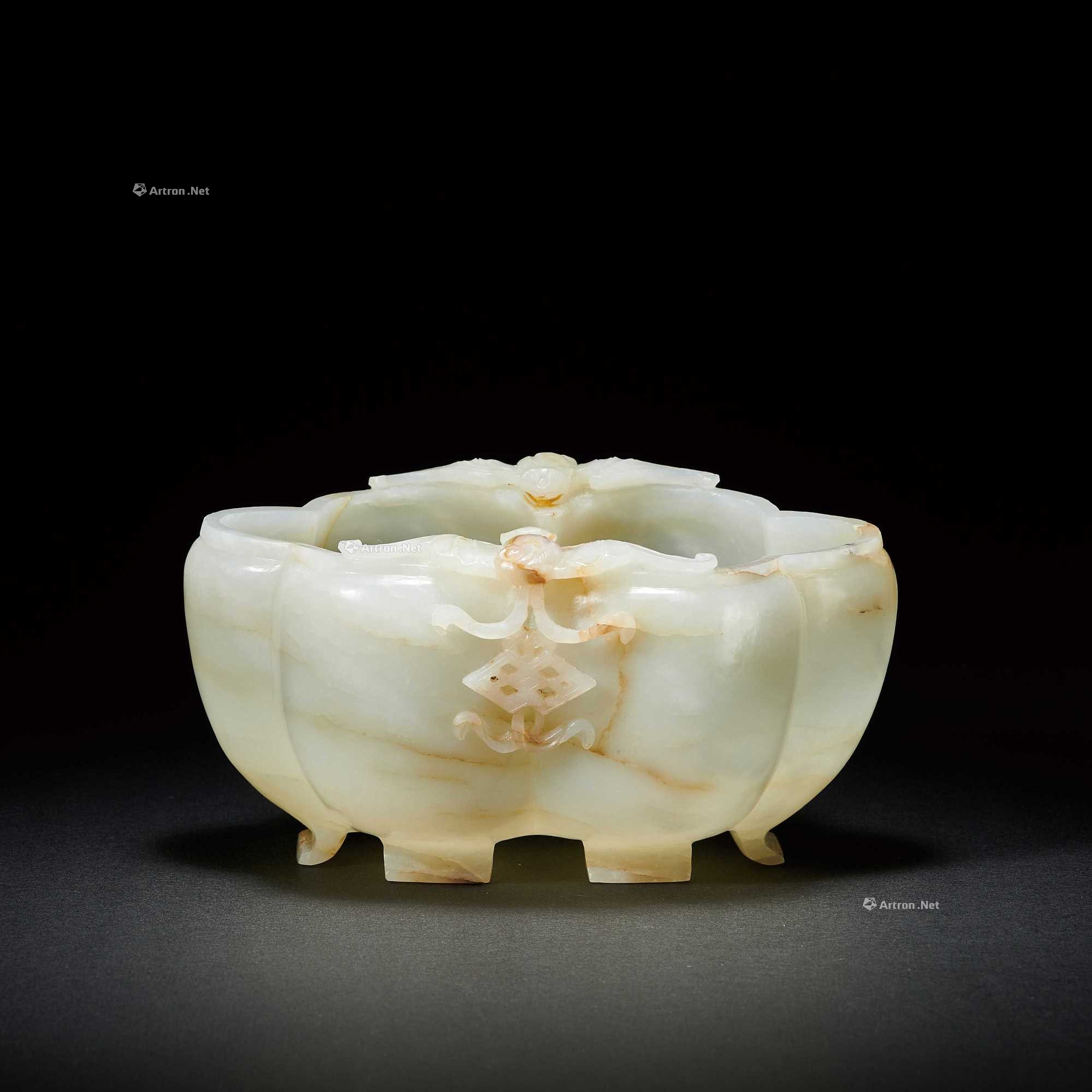 有海外回流的lot2114 明代青白玉荷叶莲蓬双连洗,保留有上世纪拍卖